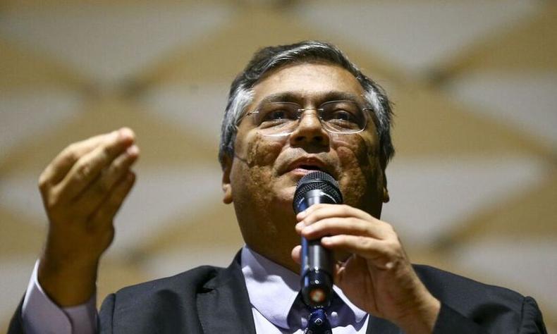 Flavio Dino fala ao microfone 