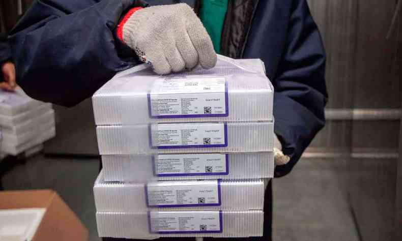 Funcionrio transporta caixas de vacinas em rede de frios: Minas recebeu 29.451.624 doses de imunizante desde o incio da campanha 