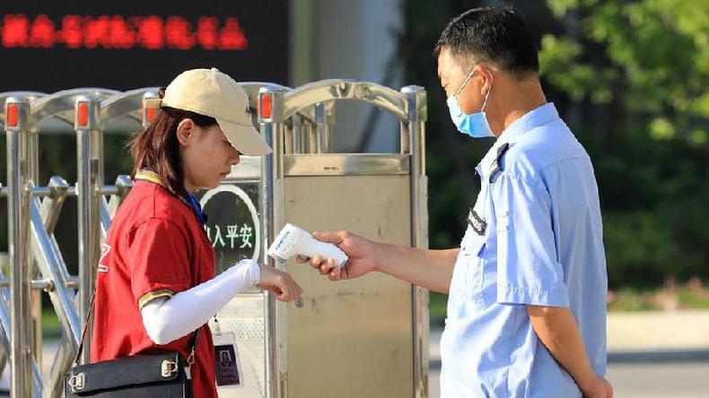 Estudante na regio de Guangxi sendo examinada do lado de fora do centro de exames