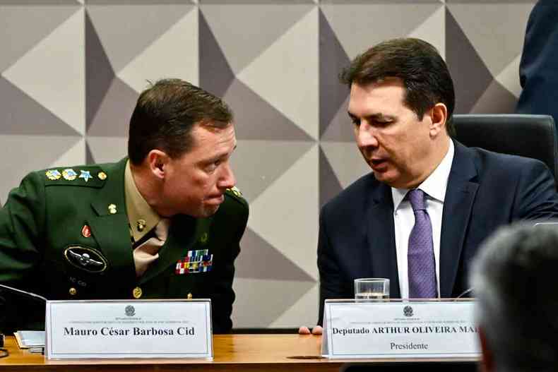 O tenente-coronel do Exrcuto Mauro Cid com o presidente da CPMI dos atos de 8 de janeiro: ele ficou em silncio durante o depoimento