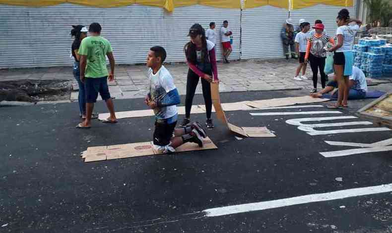 Homem de joelho na procisso do Crio de Nazar