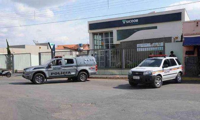 Criminosos roubaram a agência bancária em Papagaios(foto: Beto Novaes/EM/D.A.Press) Criminosos roubaram a agência bancária em Papagaios(foto: Beto Novaes/EM/D.A.Press)