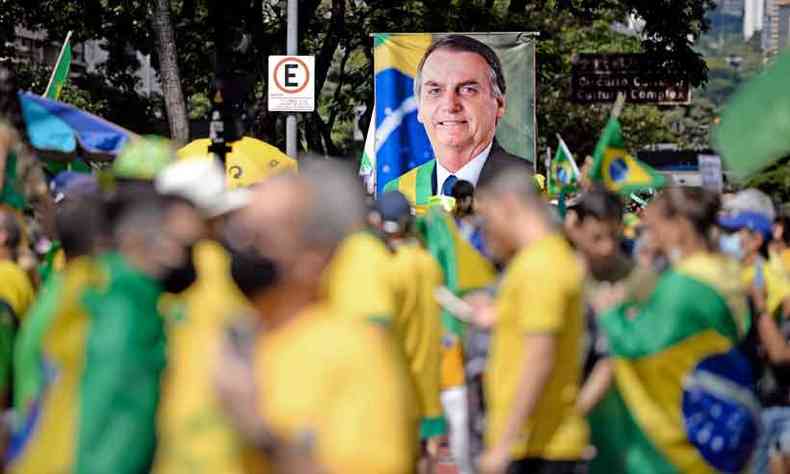 Manifestantes em Belo Horizonte: o verde-e-amarelo nas ruas foi celebrado pelo presidente Jair Bolsonaro(foto: Tlio Santos/EM/D.A Press)
