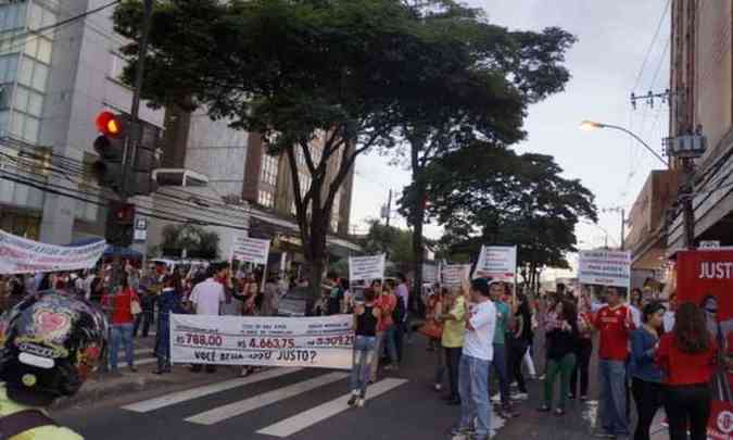 Manifestantes interditaram parte do trnsito na Avenida Raja Gabaglia(foto: Manuel Maral/Sinjus/Divulgao)