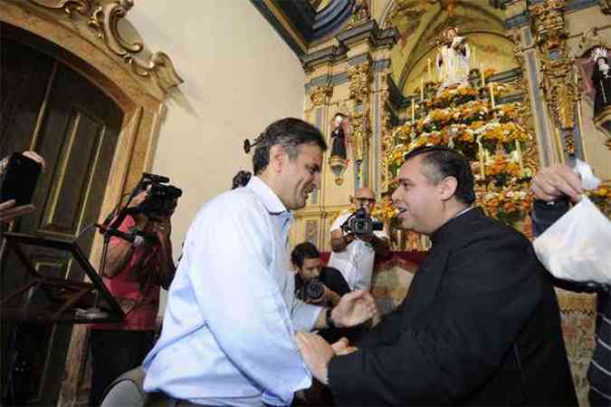 Dois momentos de Acio em So Joo del-Rei, bero poltico da sua famlia: a visita ao tmulo do av e  capela de Santo Antnio, onde recebeu a bno do padre local, Geraldo Magela da Silva (foto: Jair Amaral/EM/D.A PRESS)