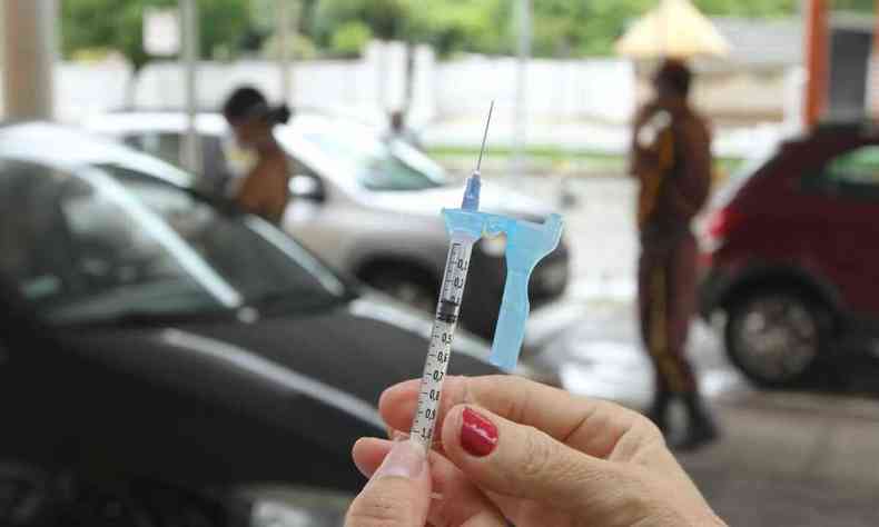 Enfermeira segurando seringa para aplicação de vacina contra a COVID-19 em BH