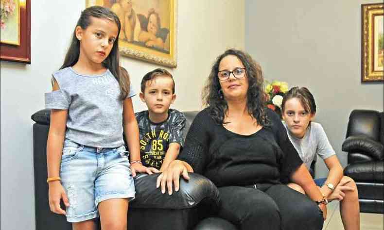 Renata Moraes, com os filhos Sarah, de 10 anos, Lucas, de 5, e Elias, de 12: 