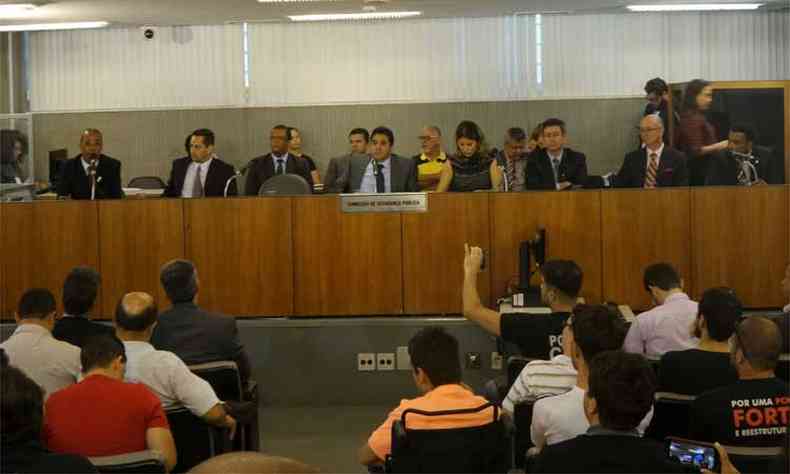 Audincia pblica nesta tera-feira entre deputados e participantes de grupos anti-Dilma(foto: Jlio Hubner/Divulgao)