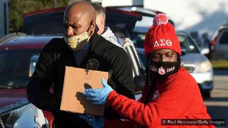 Durante a pandemia de covid-19, muitas pessoas se ofereceram para ajudar os mais vulnerveis