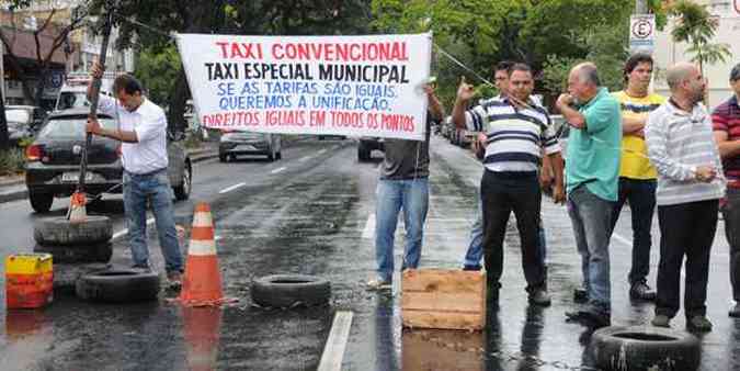 O taxistas convencionais (carros brancos) reclamam de um privilgio para os veculos especiais (carros pretos)(foto: Paulo Filgueiras/EM DA Press)