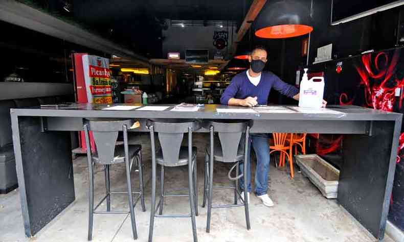 Gerente de restaurante, Svio Gomes atende at 30 pedidos ao dia, mas  noite bairro no tem movimento(foto: Alexandre Guzanshe/EM/D.A Press)