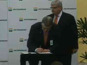Aldemir Bendine, assistido por Rodrigo Janot, assina termo para devoluo dos recursos desviados da Petrobras(foto: Reproduo/ transmisso ao vivo Petrobras)