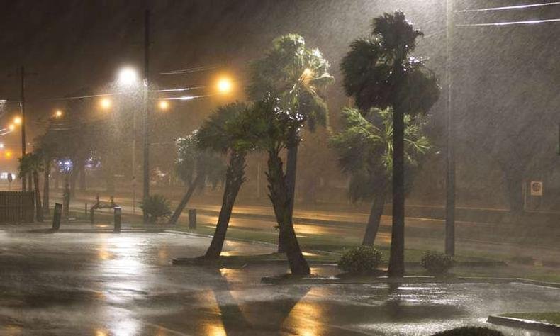 A tempestade tinha ventos mximos de 113 km/h e se movia a 37 km/h em direo ao interior dos estados do Mississippi e Alabama(foto: Mark Wallheiser/Getty Images/AFP)