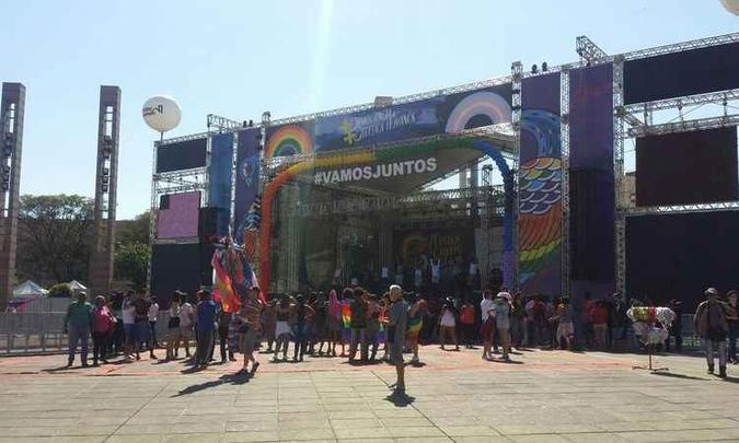 Público começa chegar aos poucos para a concentração, na Praça da Estação, no Centro de Belo Horizonte(foto: Edésio Ferreira/EM/D.A Press) Público começa chegar aos poucos para a concentração, na Praça da Estação, no Centro de Belo Horizonte(foto: Edésio Ferreira/EM/D.A Press)