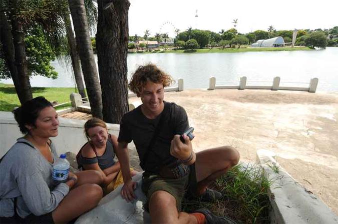 Alertas, os amigos franceses Lydie, Juliette e Hugo se vacinaram contra a febre amarela antes de vir para o Brasil e usam repelentes, sem perder a diversão em BH (foto: Leandro Couri/EM/DA Press) Alertas, os amigos franceses Lydie, Juliette e Hugo se vacinaram contra a febre amarela antes de vir para o Brasil e usam repelentes, sem perder a diversão em BH (foto: Leandro Couri/EM/DA Press)