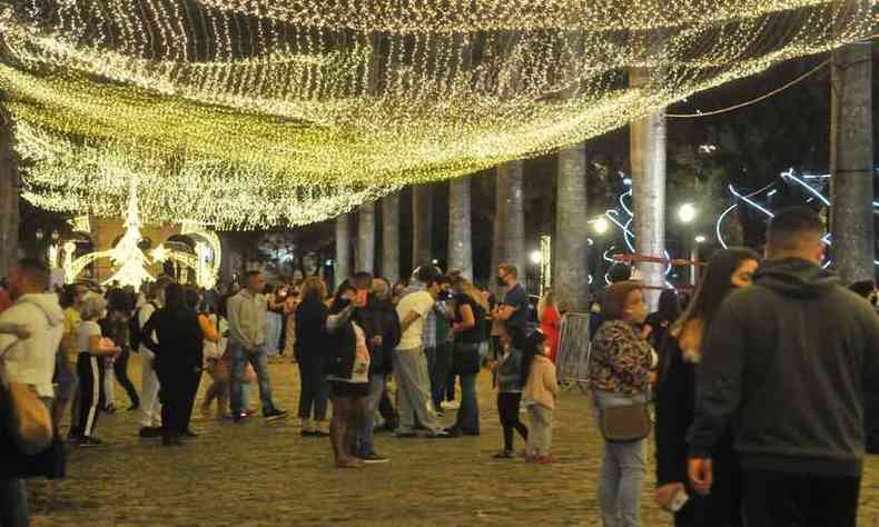 Visitantes tiram fotos da iluminação de Natal na Praça da Liberdade