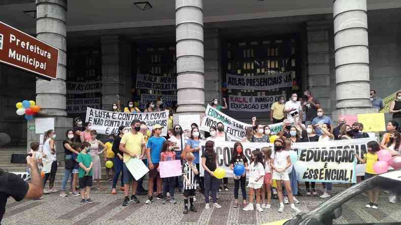 Pais protestam em frente a PBH contra o adiamento do retorno s aulas presenciais