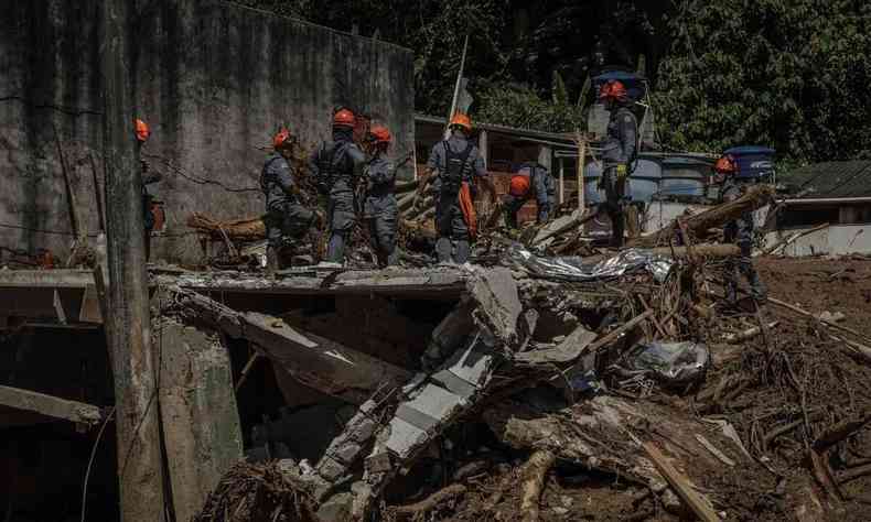 Corpo de Bombeiros segue buscando vtimas nos escombros da destruio causada pelas fortes chuvas no litoral norte de So Paulo