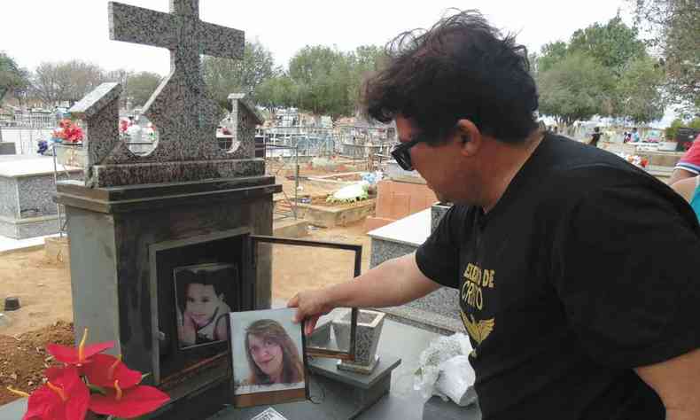Luiz Carlos Batista vivo da professora Heley Abreu, que morreu no incndio da Creche Gente Inocente, no cemitrio de Janaba