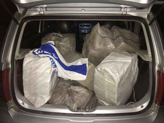 Entorpecentes foram encontrados dentro de um carro(foto: Polícia Civil/Divulgação) Entorpecentes foram encontrados dentro de um carro(foto: Polícia Civil/Divulgação)