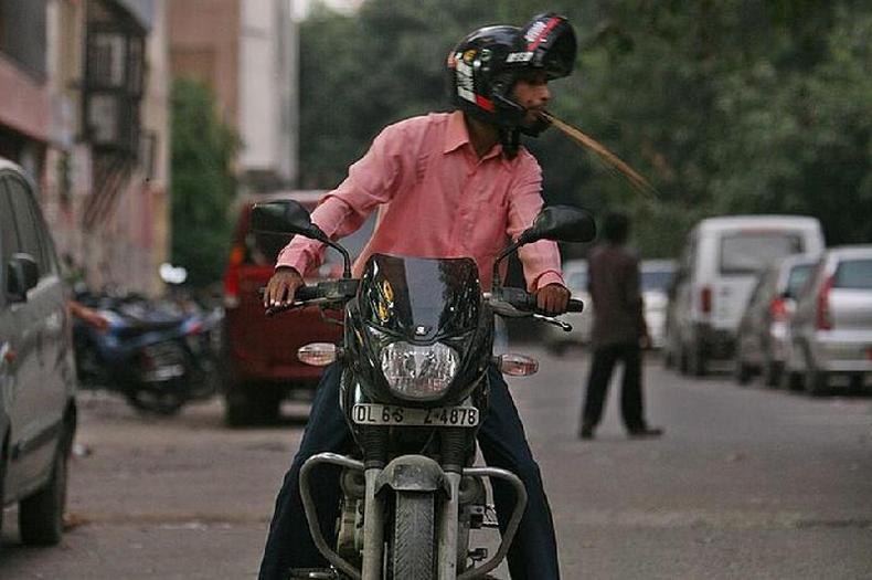 Um motorista cospe noz de btele em uma rua de Nova Delhi, 29 de setembro de 2009.