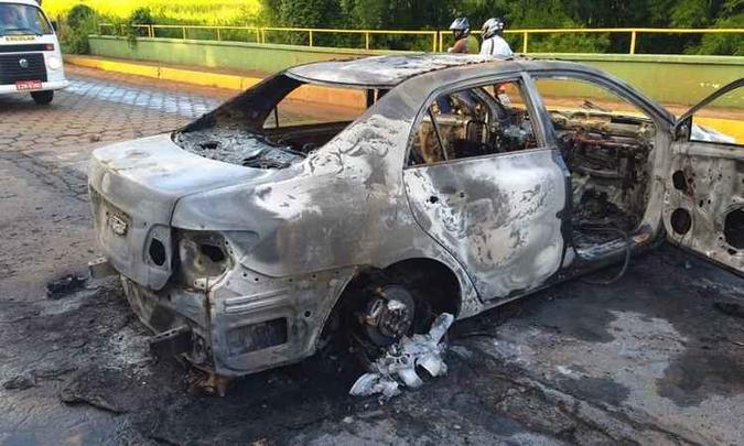 Um carro foi incendiado durante a ação dos crimonosos(foto: Edgar Rodrigues/Rádio Onda Oeste FM/Divulgação) Um carro foi incendiado durante a ação dos crimonosos(foto: Edgar Rodrigues/Rádio Onda Oeste FM/Divulgação)