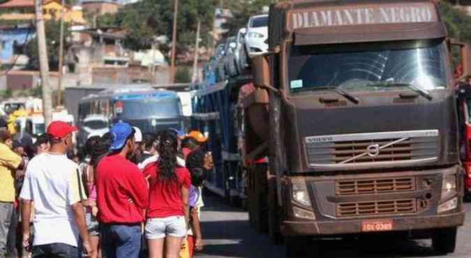 Por causa da interdio, uma longa fila de veculos se estendeu pela rodovia(foto: Edsio Ferreira/EM/D.A.Press)