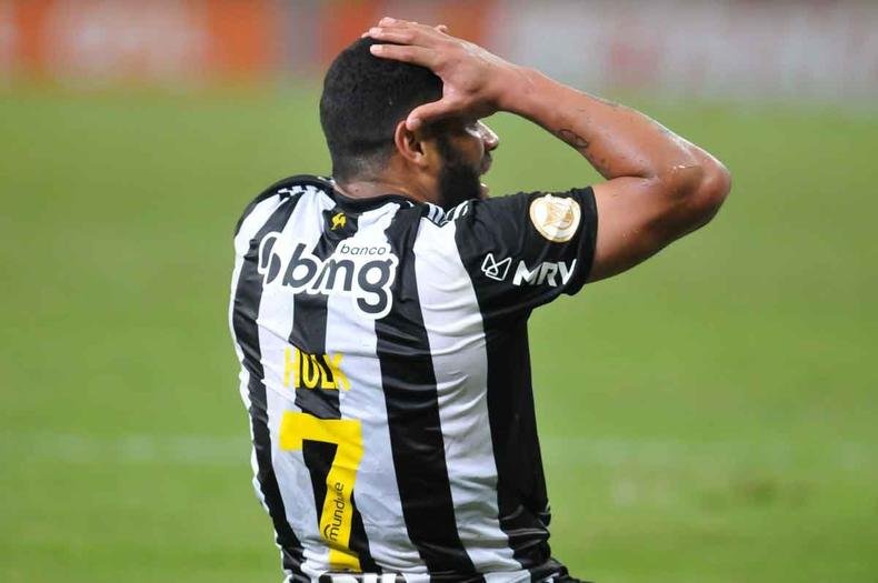 Principal jogador na vitoriosa campanha do Atlético em 2021 e início deste ano, atacante Hulk vive jejum de gols e é questionado por parte da torcida(foto: Alexandre Guzanshe/EM/D.A Press) Principal jogador na vitoriosa campanha do Atlético em 2021 e início deste ano, atacante Hulk vive jejum de gols e é questionado por parte da torcida