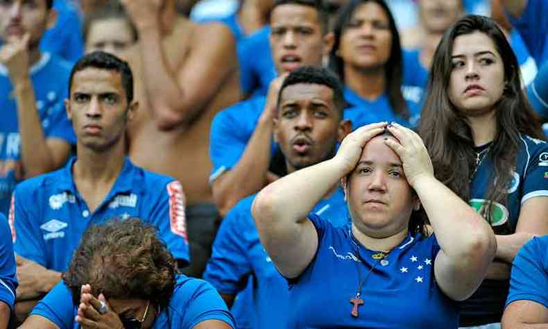 A torcida do Cruzeiro apoiou at quando pde e sofreu com o descaso da diretoria com o time(foto: ALEXANDRE GUZANSHE/EM/D.A PRESS)