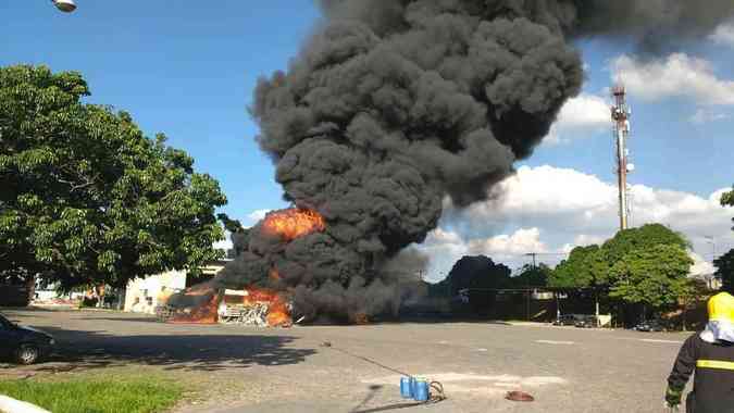 As chamas altas se alastraram rapidamente e destruram o caminho-tanqueCorpo de Bombeiros/Divulgao