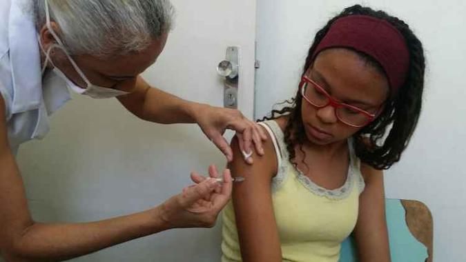 A adolescente Pamela Sales, de 12 anos, recebe vacina contra meningite que estava faltando(foto: Paulo Filgueiras/ EM/D.A. Press) A adolescente Pamela Sales, de 12 anos, recebe vacina contra meningite que estava faltando(foto: Paulo Filgueiras/ EM/D.A. Press)