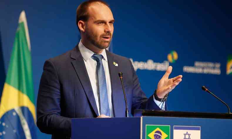 Eduardo Bolsonaro fala ao microfone