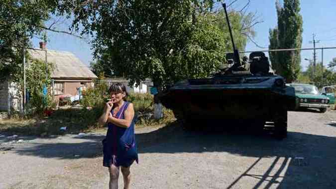 Tanque do Exrcito ucraniano abandonado em Starabechevz, prximo  Donetsk. Cidade est dominada por separatistas pr-Rssia(foto: FRANCISCO LEONG/AFP)