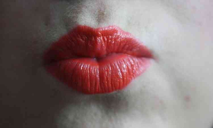 lbio com batom vermelho mandando um beijo