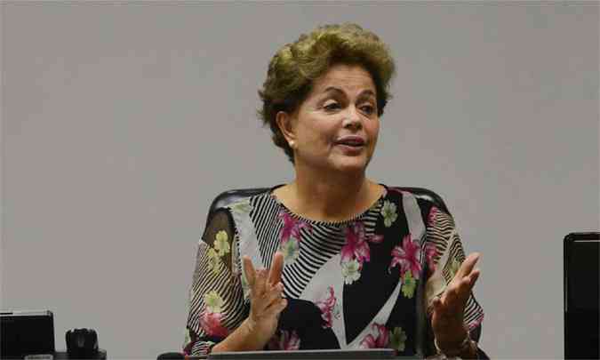 A presidente Dilma Rousseff vai se reunir com os ministros Aloizio Mercadante (Casa Civil), Miguel Rossetto (Secretaria-Geral), Pepe Vargas (Relaes Institucionais) e Jos Eduardo Cardozo (Justia)(foto: Jose Cruz/Agncia Brasil )