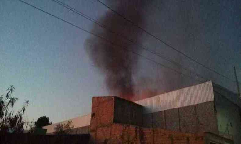 Incndio chamou ateno de moradores(foto: Corpo de Bombeiros/Divulgao)