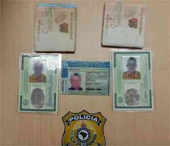 Documentos apreendidos possuem a foto do suspeito com nomes de outras pessoas(foto: Polcia Rodoviria Federal/Divulgao)