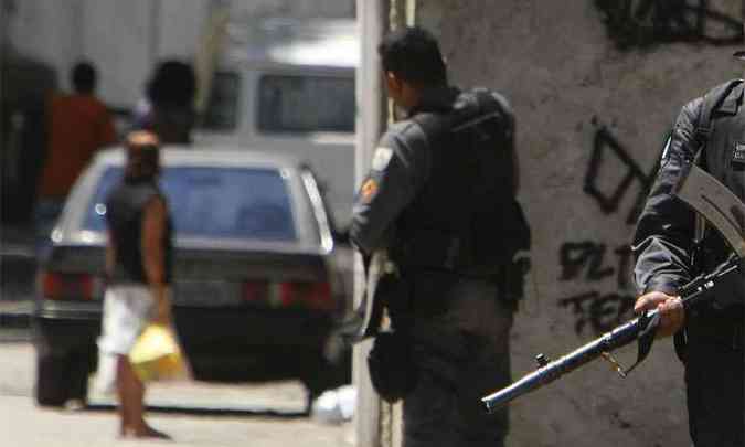Tiroteio entre os policiais e supostos traficantes assusta moradores das favelas da zona norte do Rio de Janeiro(foto: SEVERINO SILVA/AGENCIA O DIA/AE)