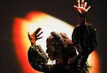 A cantora Marisa Monte abre os braos no palco
