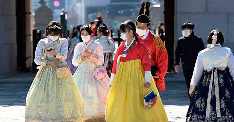 Pessoas usam mscaras em festividades no palcio de Gyeongbokgang, na Coreia do Sul, onde governo declarou emergncia(foto: Jung Yeon-Je/AFP)