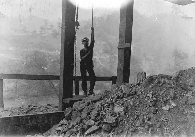 Menino trabalhando em mina de carvo em West Virginia em 1908