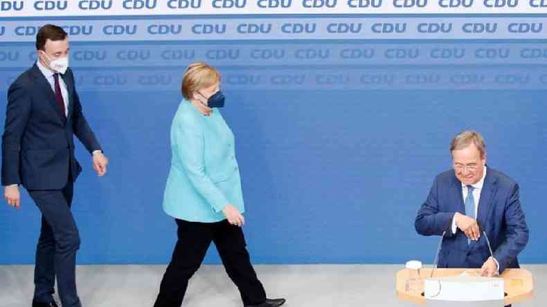 Angela Merkel viu seu candidato Armin Laschet (direita) ser derrotado no pleito de domingo