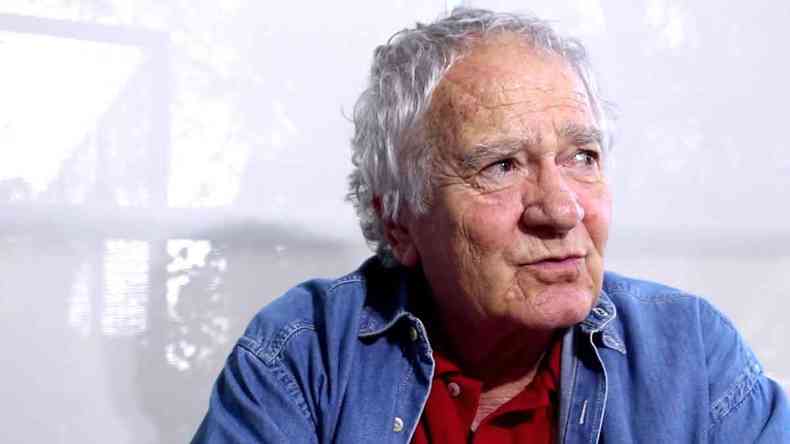 Imagem mostra o escritor gaúcho Menalton Braff, de 83 anos, que disputa o Prêmio Oceanos com o livro 'Além do Rio dos Sinos'