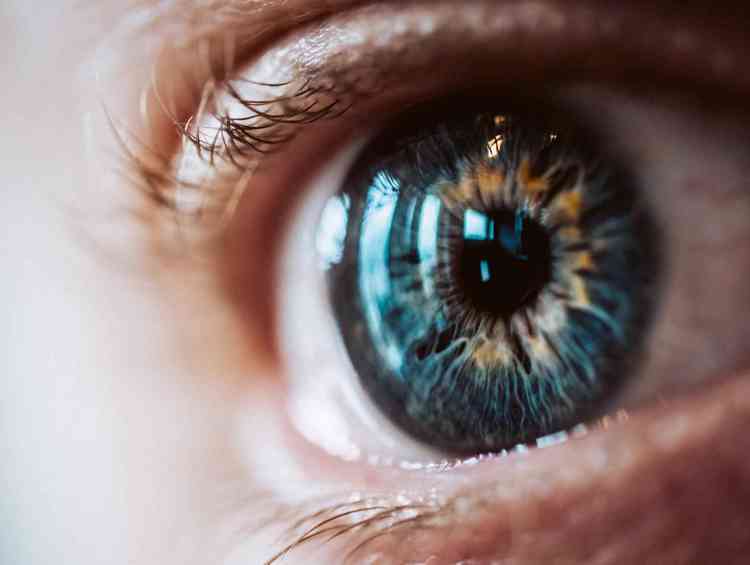 close extremo de um olho humano ampliado com belas cores