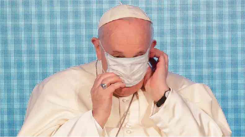 Papa Francisco coloca sua mscara