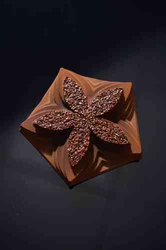 Flor de Cacau com chocolate, pralin de avels, laranja sangunea desidratada, casca de limo yuzu cristalizada e nibs de cacau (Markus Bohr, confeiteiro executivo da Harrods)(foto: Philip Khoury/Divulgao )