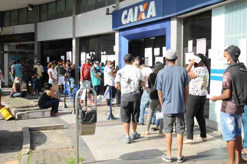 Trabalhadores informais e desempregados enfrentam fila por auxlio, enquanto funcionalismo faz presso para no ter salrios congelados(foto: Juarez Rodrigues/EM/D.A Press)