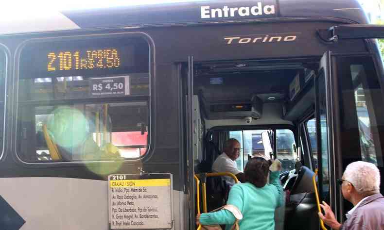 Imagem de passageiros entrando em um nibus em Belo Horizonte
