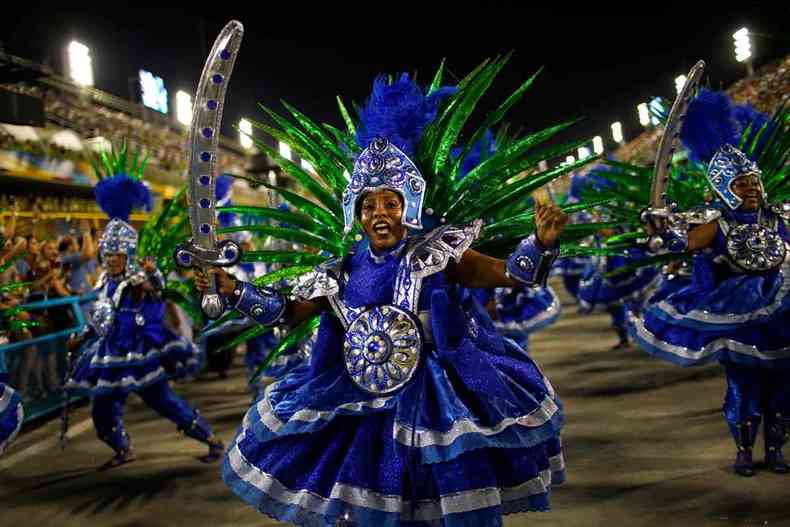 Trilha sonora dos desfiles das agremiaes carnavalescas do Rio de Janeiro, o samba de enredo , na avaliao dos autores, um gnero genuinamente brasileiro, que no sofreu influncias artsticas estrangeiras
