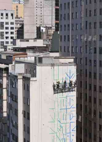 Grafiteiros do a partida nos trabalhos no Edifcio Satlite, uma tela de 40m: 'Vai dar uma mexida no Centro', promete Thiago Mazza, de BH(foto: Jair Amaral/EM/DA Press)